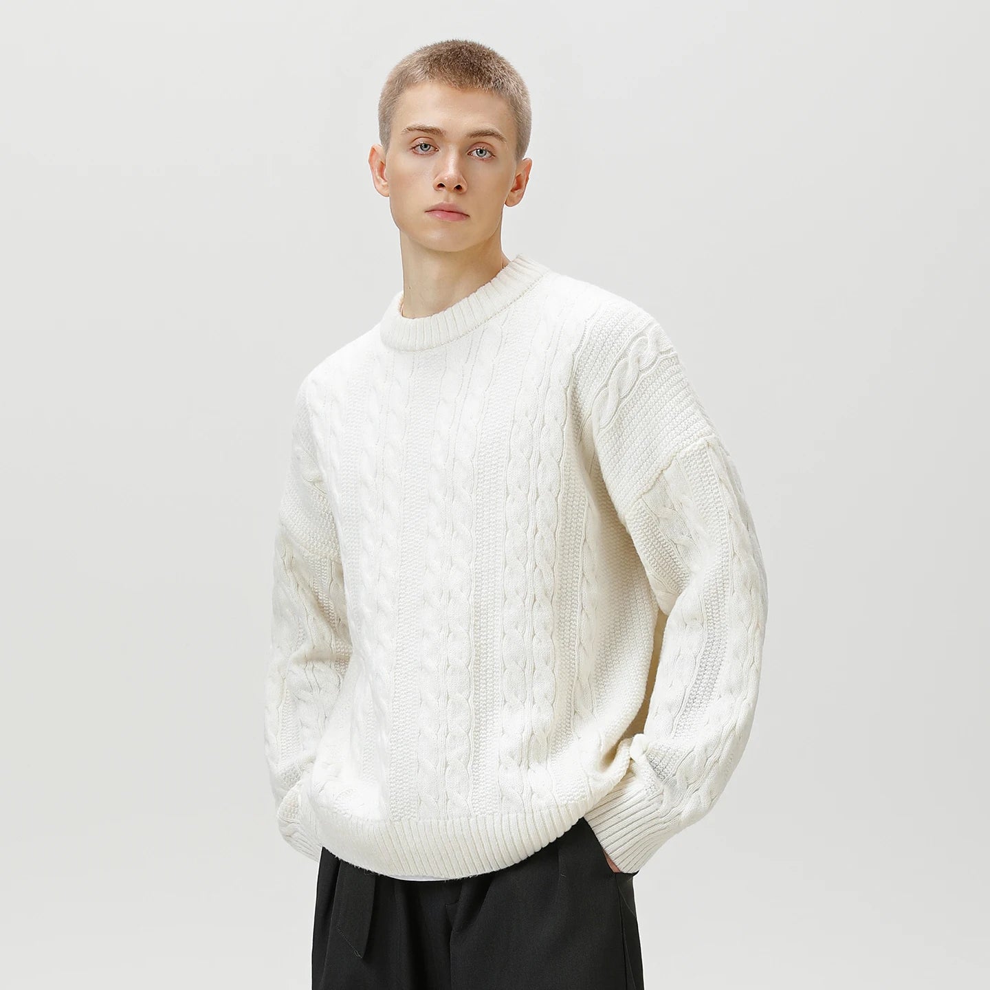 RÆNANCE – Tidlös Enfärgad Tröja för Män i Hållbart Material – Höstkollektion 2025 4