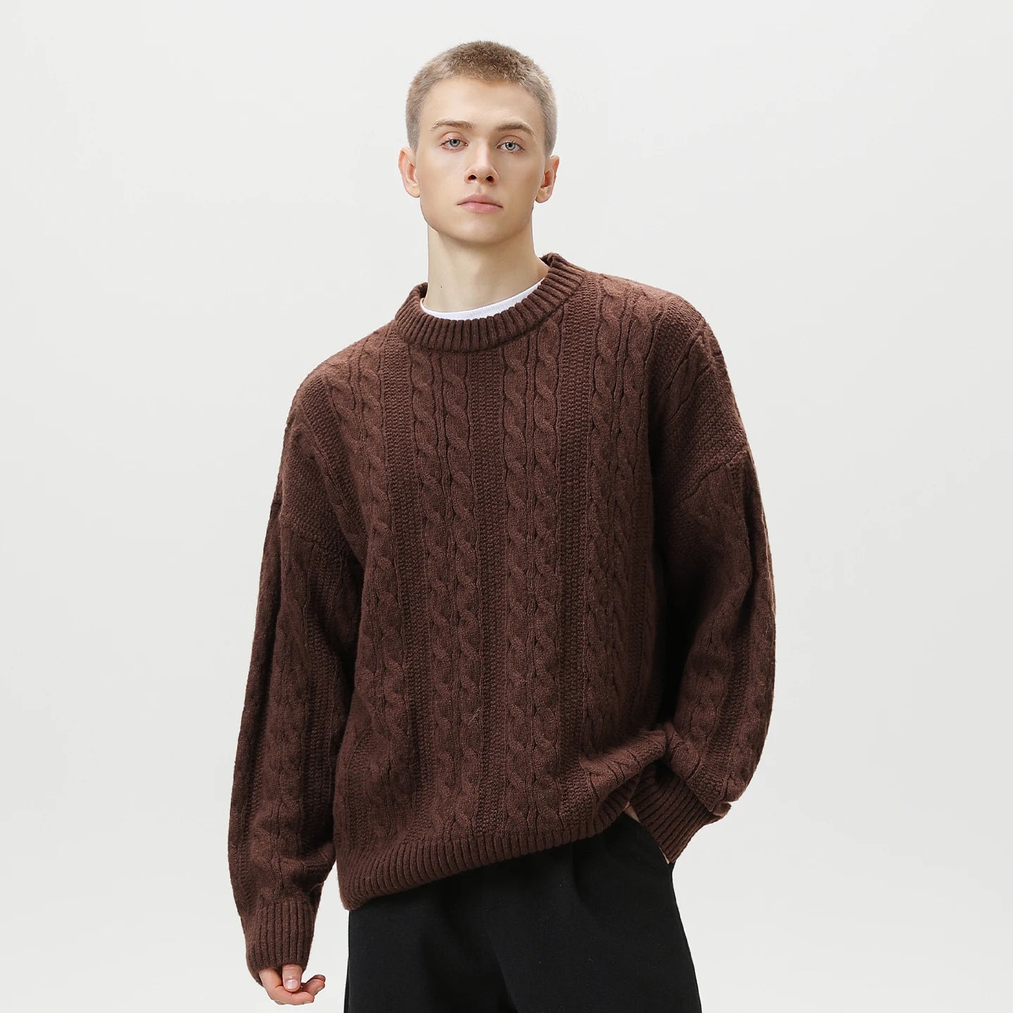 RÆNANCE – Tidlös Enfärgad Tröja för Män i Hållbart Material – Höstkollektion 2025 3